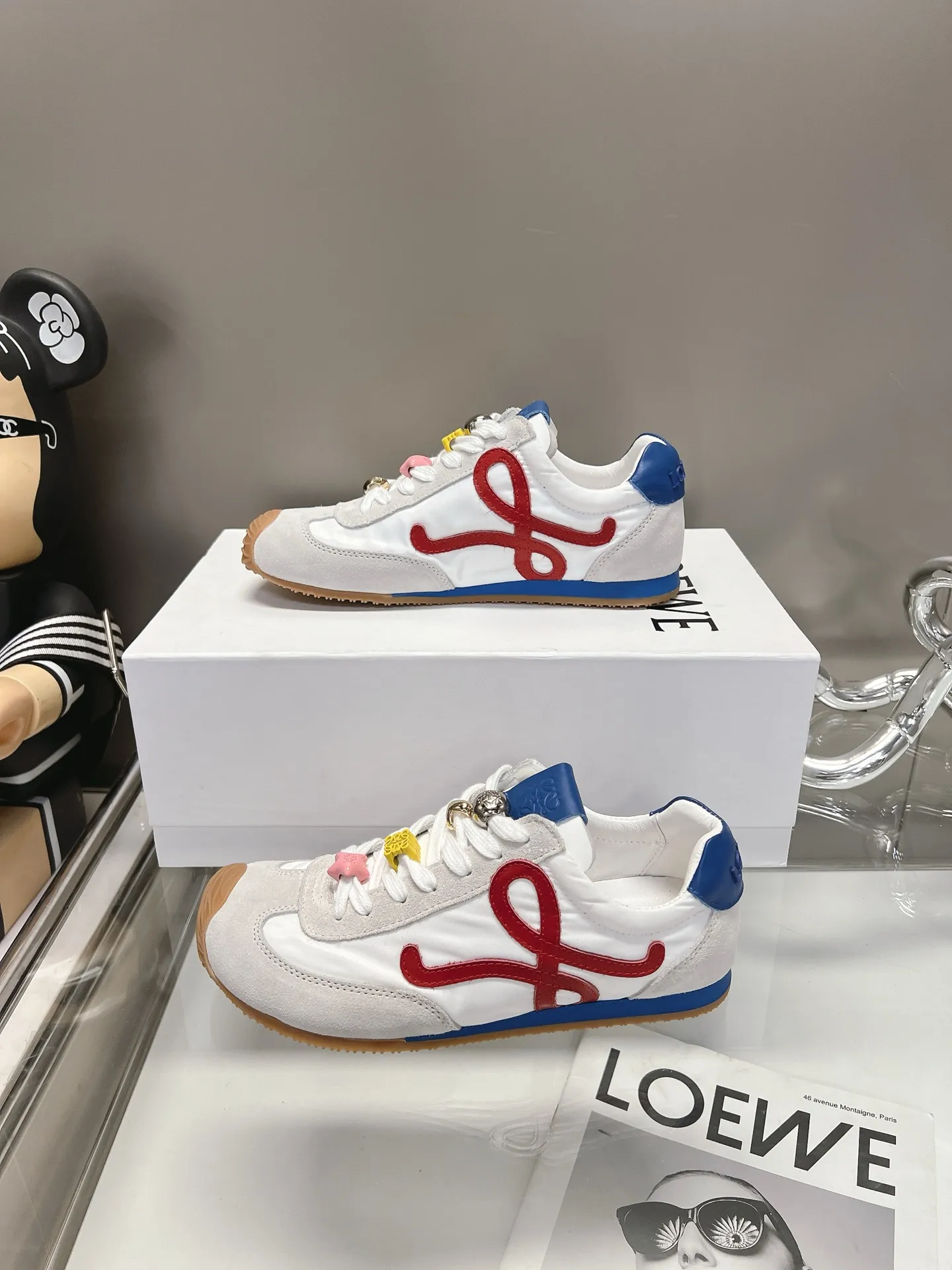 👟👟Ex-factory price 540👟👟 Original BALLET RUNNER2.0 Loewe ballet shoes! Asymmetrical toe shape, Loewe's signature design! Super soft, light and flexible wave pattern original T👟👟factory price U bottom, (not ordinary rubber bottom) original cover last + strong top craftsmanship wrapping feeling, first-class comfort! The 3D injection molded rubber LOEWE logo on the heel gives this shoe a retro and elegant interpretation, and incorporates modernity and LOEWE's unique style. There are so many colors and pictures will be updated one after another. Code number: 35-40 (41 customized)
